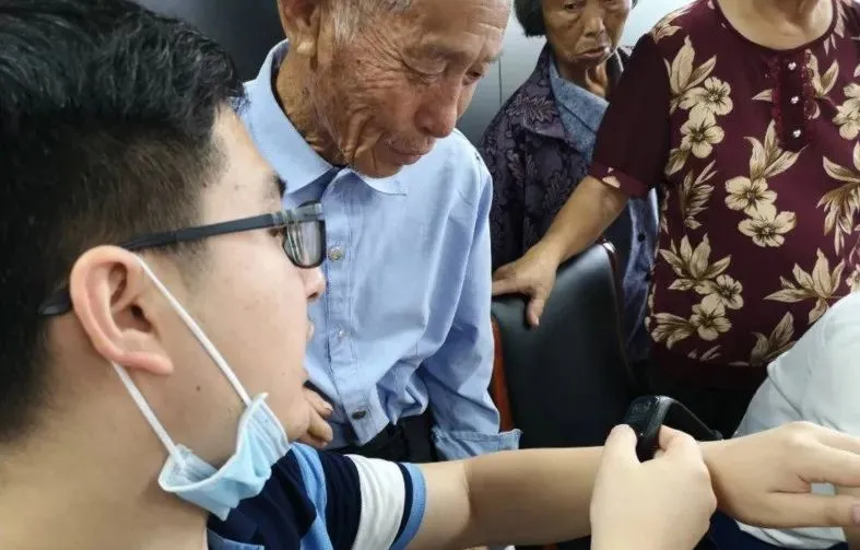 老年人防走失智能手环_老年人防走失定位手环在哪里买_防老人走失的智能环
