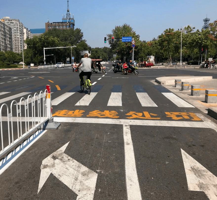 路口监控前压导向线_压线监控拍后面还是前面_路口导向线压线