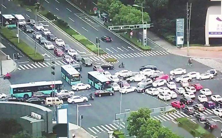 路口停车几秒钟会扣分吗_女司机路口停车27分钟_路口停车几分钟扣分吗