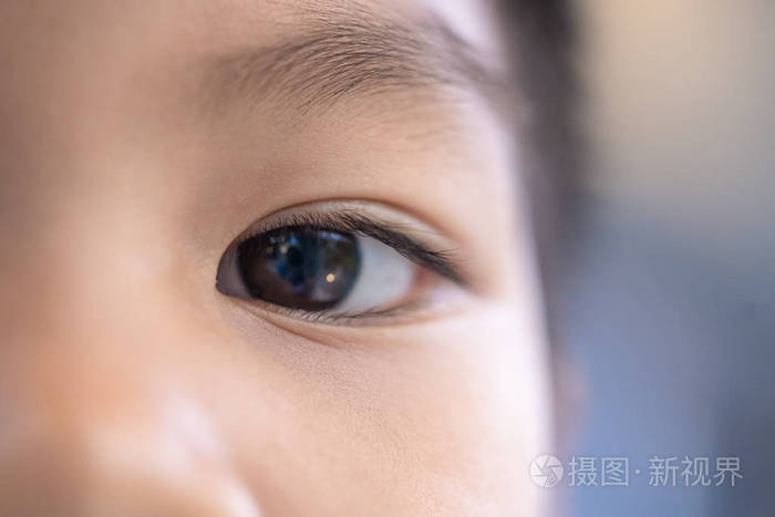 孩子白眼珠发蓝色_孩子的白眼珠发蓝_小孩白眼球发蓝