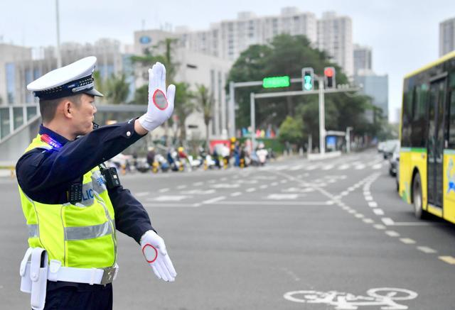 公安和交警每天都会面临各种复杂的情况,他们需要保障道路交通的顺畅