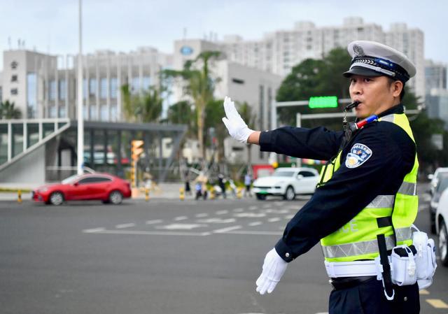 公安和交警每天都会面临各种复杂的情况,他们需要保障道路交通的顺畅