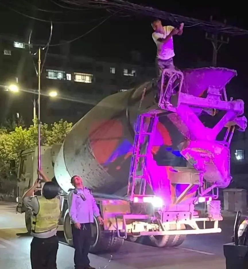 路口各种监控摄像头_摄像路口监控头图片_路口监控摄像头
