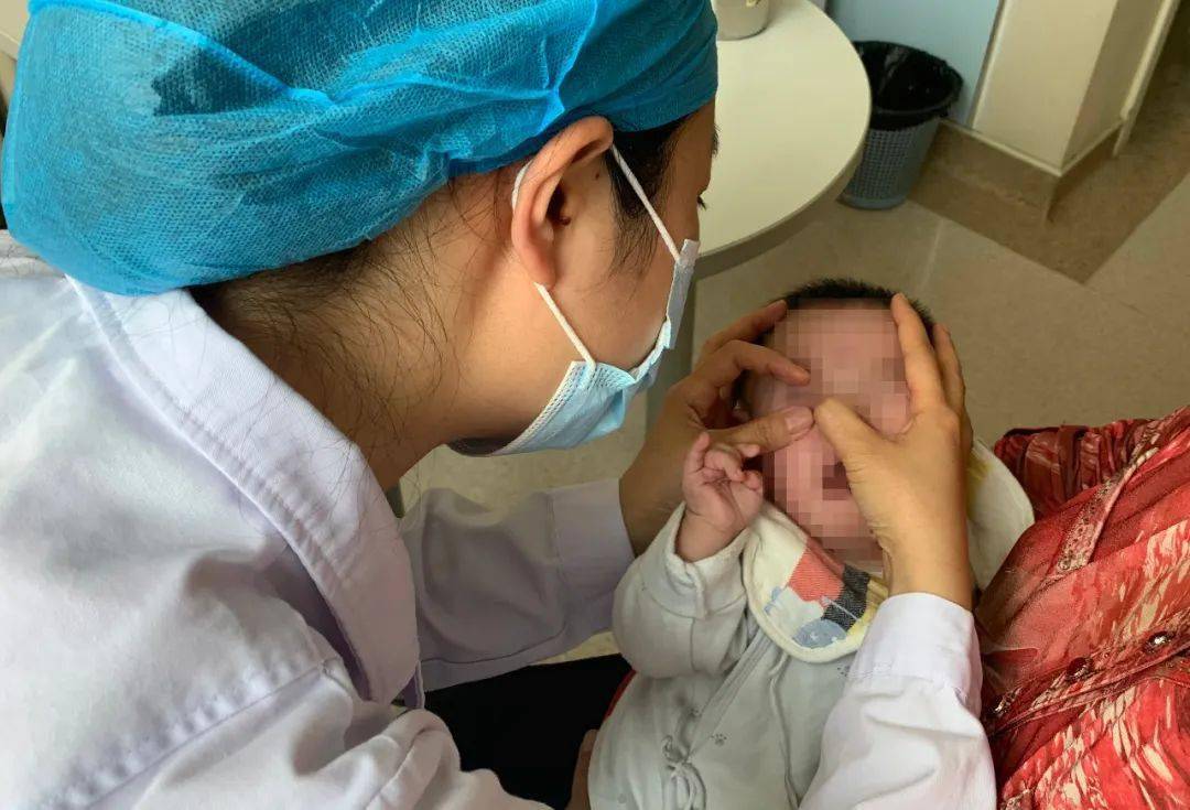 婴儿白眼球有点蓝_婴儿的白眼珠发蓝_婴儿眼睛白眼球发蓝