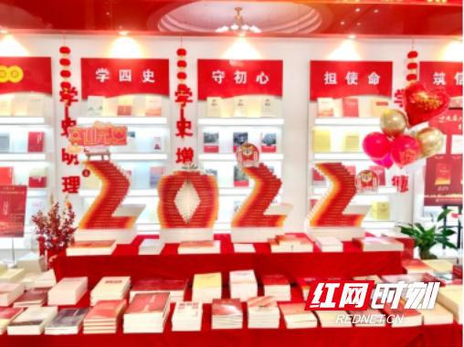 书店书的摆放造型图片_书店怎样摆放创意的书_书店摆放书籍造型