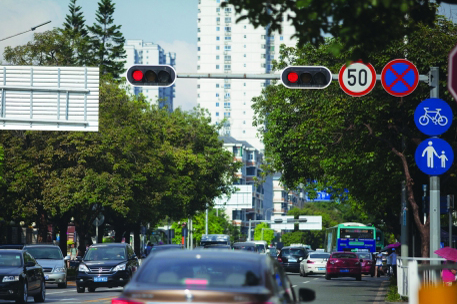 交警闯路口红灯指挥图片_交警闯路口红灯指挥怎么处罚_路口与交警指挥闯红灯