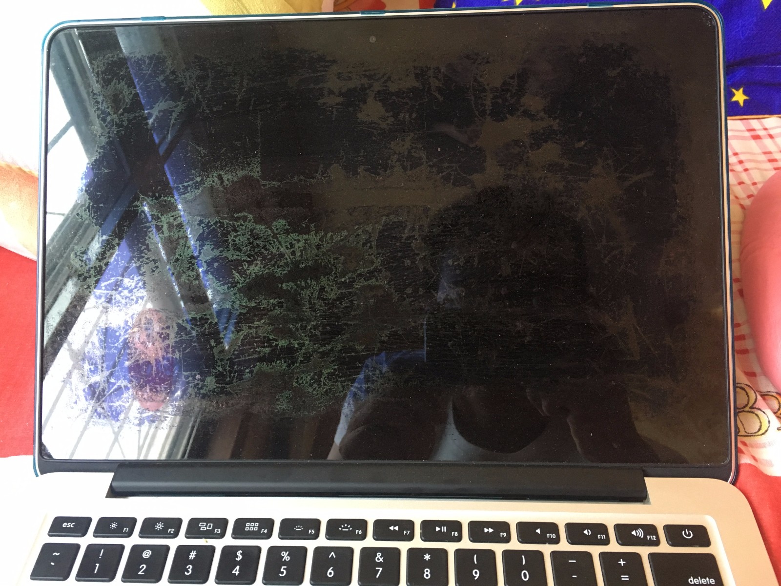 苹果电脑系统坏了-Mac 突然罢工，屏幕出现条纹无法开机，我该怎么办？